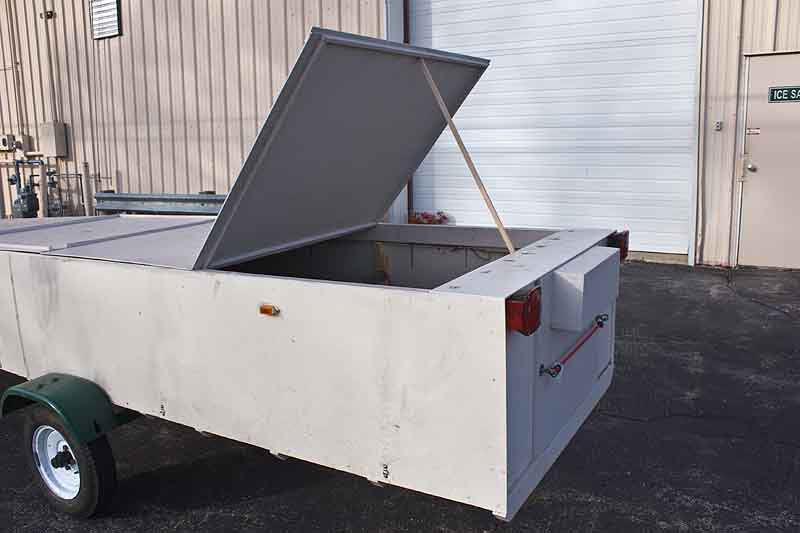 IMG_8506_800w.jpg - The rear section of the top can be opened for quick access to items at the back of the trailer. The rear panel can also be eiasly removed to get at things.