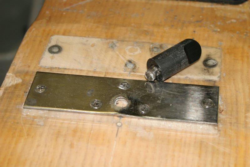 IMG_8758.JPG - The Port Stud-Plate. The plastic/helicoil thumb-nut is still usable.